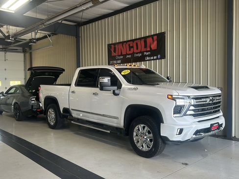 Used 2024 Chevrolet Silverado 2500 High Country w/ High Country Premium Package AWD/4WD image 4