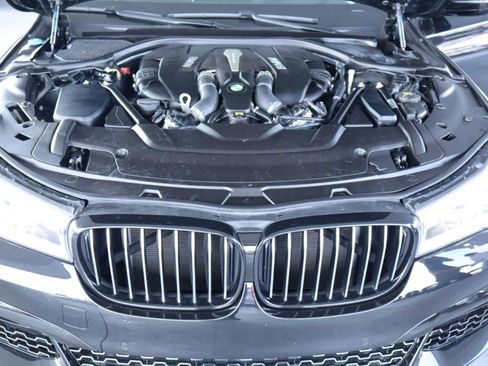 Used 2018 BMW 750i RWD image 40