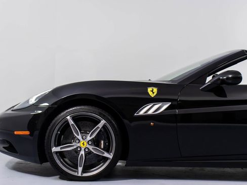 Used 2014 Ferrari California image 27
