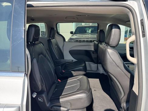 Used 2024 Chrysler Pacifica Touring-L FWD image 13