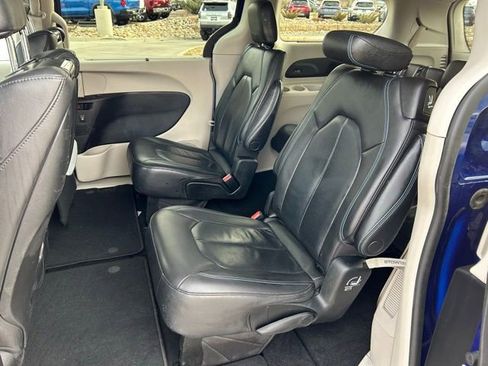 Used 2021 Chrysler Pacifica Touring-L w/ Uconnect Theater Family Group image 22
