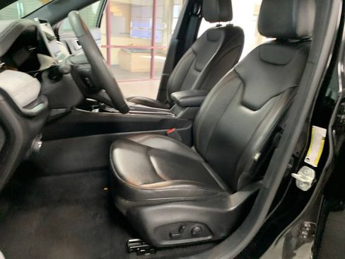 Used 2024 Jeep Compass Latitude w/ Sun and Sound Group AWD/4WD image 7