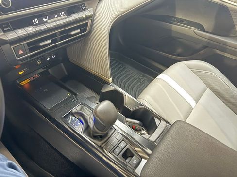 Used 2025 Toyota Camry SE w/ Convenience Package FWD image 15