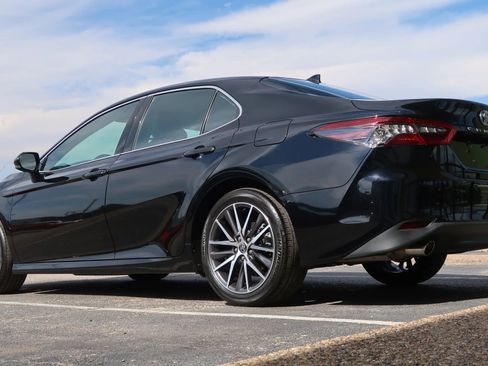 Used 2023 Toyota Camry XLE w/ Navigation Package image 12