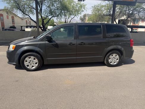 Used 2012 Dodge Grand Caravan SE image 3