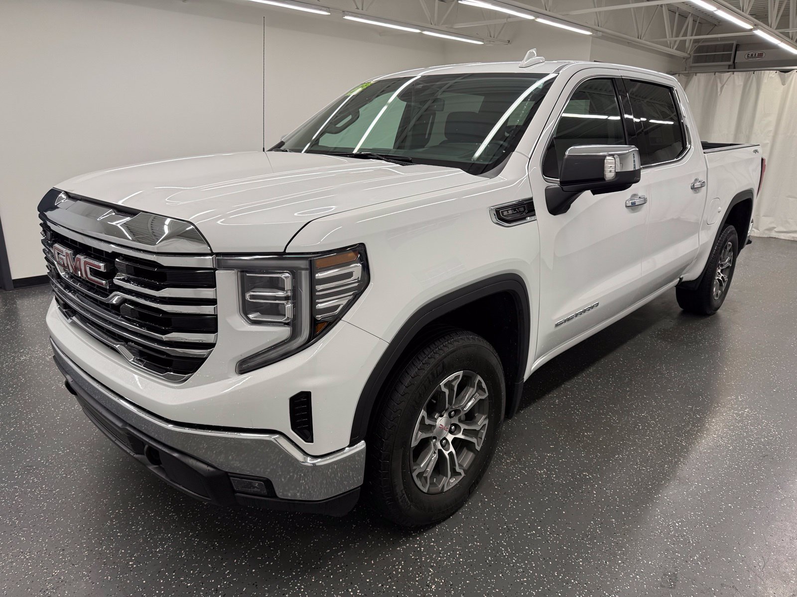 Used 2025 GMC Sierra 1500 SLT AWD/4WD image 4