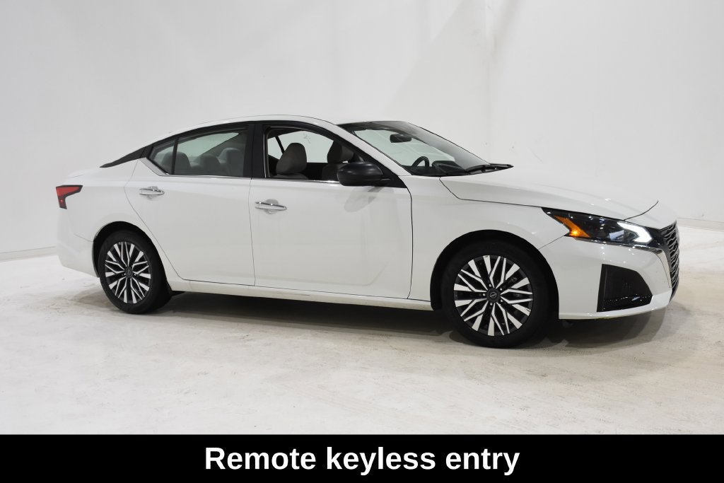 Used 2025 Nissan Altima 2.5 SV FWD image 3