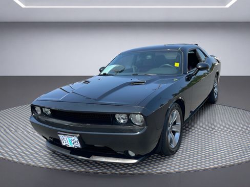 Used 2013 Dodge Challenger SXT RWD image 2