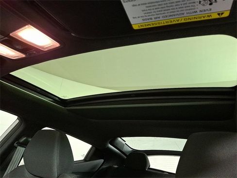 Used 2017 Hyundai Veloster Value Edition image 16