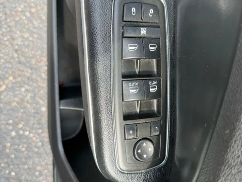 Used 2014 Chrysler 300 C image 9