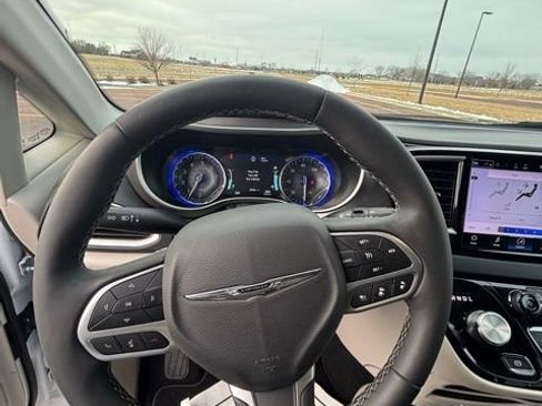 Used 2024 Chrysler Pacifica Touring-L FWD image 8