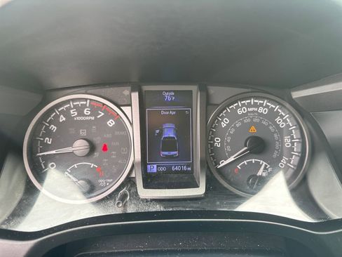 Used 2021 Toyota Tacoma TRD Off-Road w/ Technology Package AWD/4WD image 15