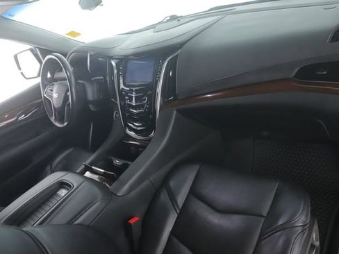 Used 2019 Cadillac Escalade Luxury AWD/4WD image 35