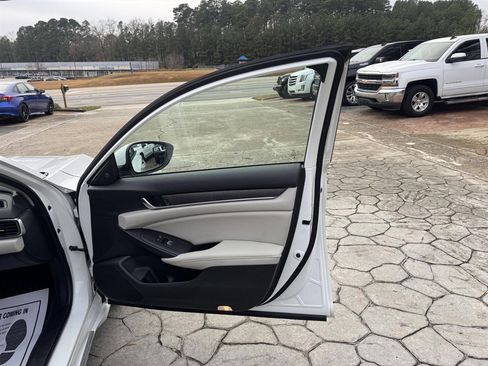 Used 2018 Honda Accord Touring image 17