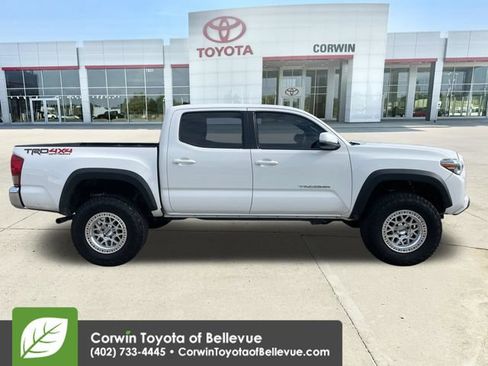 Used 2017 Toyota Tacoma TRD Off-Road w/ Tow Package (A/T) AWD/4WD image 11