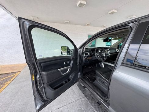 Used 2017 Nissan Titan SL w/ SL Towing Convenience Package RWD image 11
