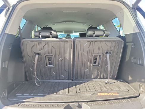 Used 2023 GMC Acadia SLT w/ Preferred Package image 10