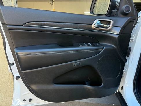 Used 2015 Jeep Grand Cherokee Limited w/ Luxury Group II image 31