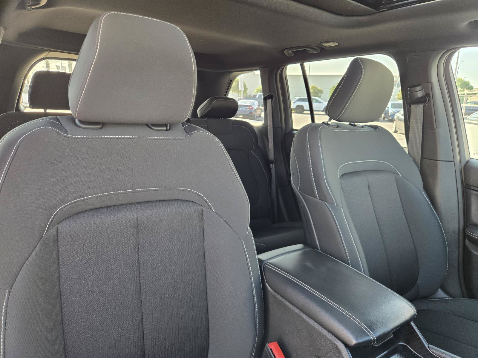Used 2025 Jeep Grand Cherokee Laredo X RWD image 31
