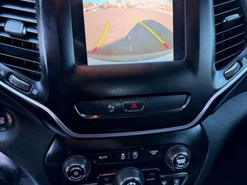 Used 2019 Jeep Cherokee Latitude Plus image 15