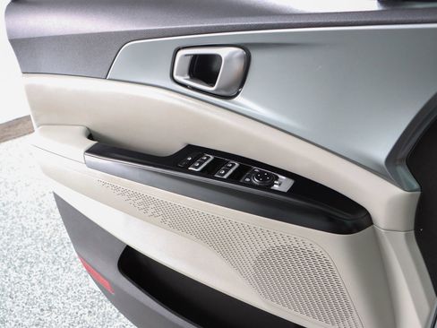 Used 2023 Kia Carnival LX FWD image 21