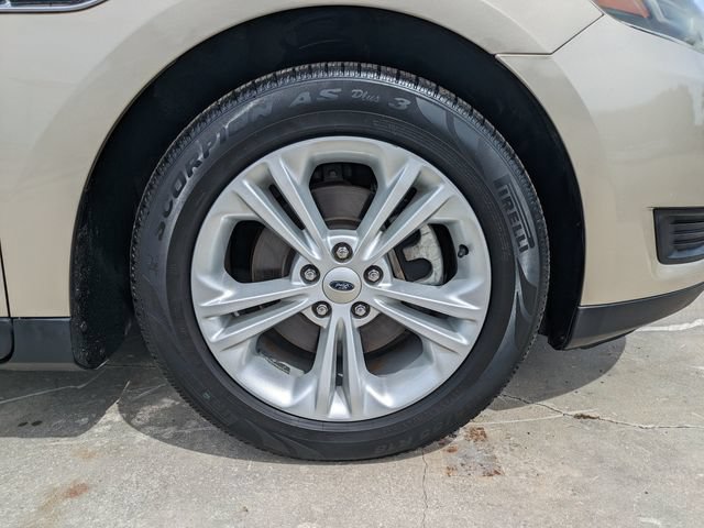Used 2018 Ford Taurus SE FWD image 11