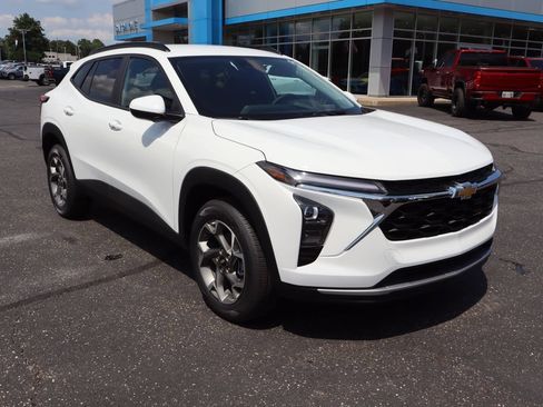 New 2026 Chevrolet Trax LT w/ LT Convenience Package FWD image 2