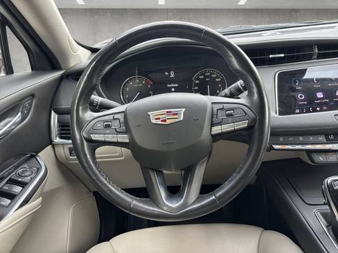 Used 2023 Cadillac XT4 Luxury w/ Cold Weather Package FWD image 27