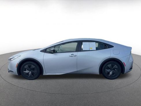 Used 2025 Toyota Prius LE image 9