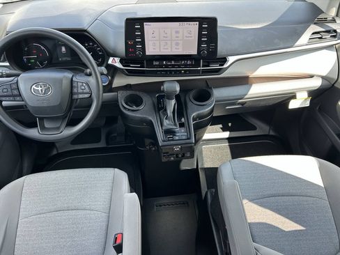 Used 2024 Toyota Sienna LE FWD image 15