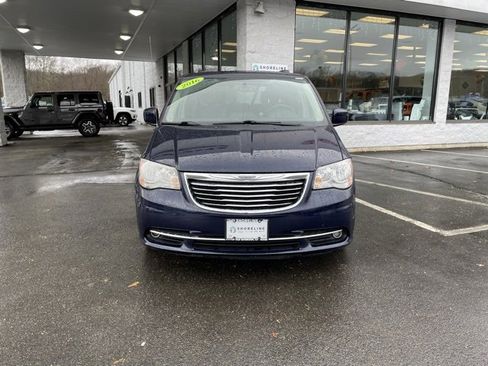 Used 2016 Chrysler Town & Country Touring image 2