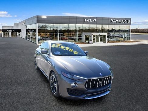 Used 2018 Maserati Levante GranLusso AWD/4WD image 9
