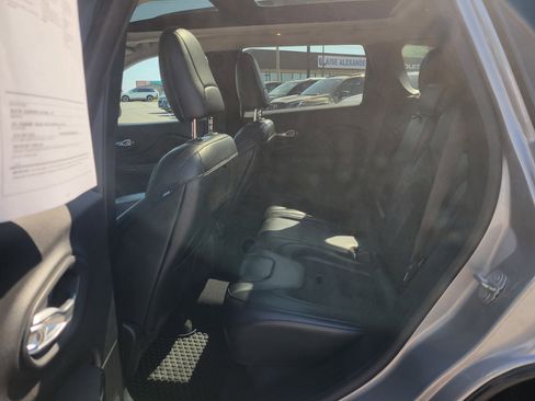 Used 2020 Jeep Cherokee Latitude Plus AWD/4WD image 8