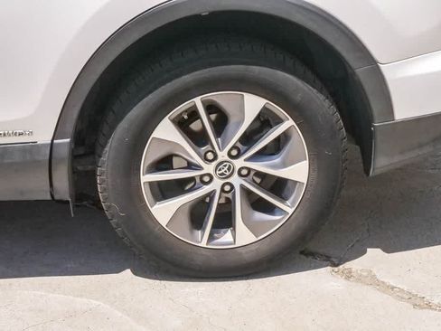 Used 2018 Toyota RAV4 XLE AWD/4WD image 6