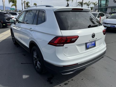 Used 2024 Volkswagen Tiguan SE w/ Panoramic Sunroof Package image 8