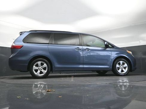 Used 2017 Toyota Sienna LE FWD image 28