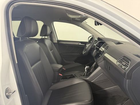 Used 2024 Volkswagen Tiguan SE FWD image 10