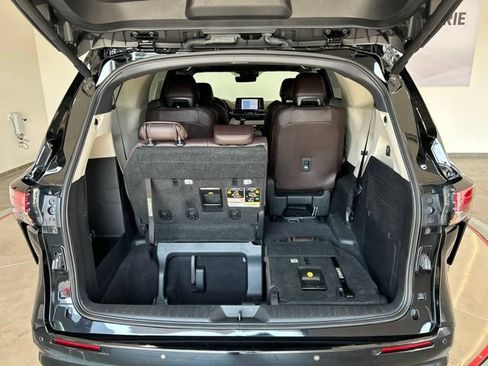 Used 2024 Toyota Sienna Platinum AWD/4WD image 9