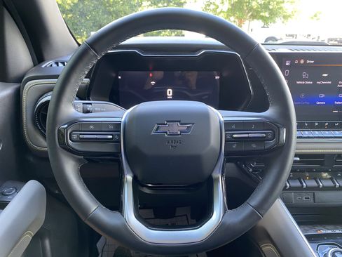 Used 2026 Chevrolet Colorado ZR2 w/ Technology Package AWD/4WD image 18