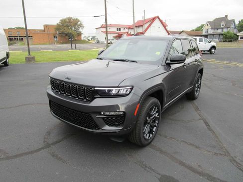 New 2025 Jeep Grand Cherokee Summit image 2