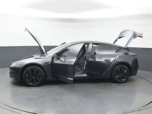Used 2025 Tesla Model 3 image 43