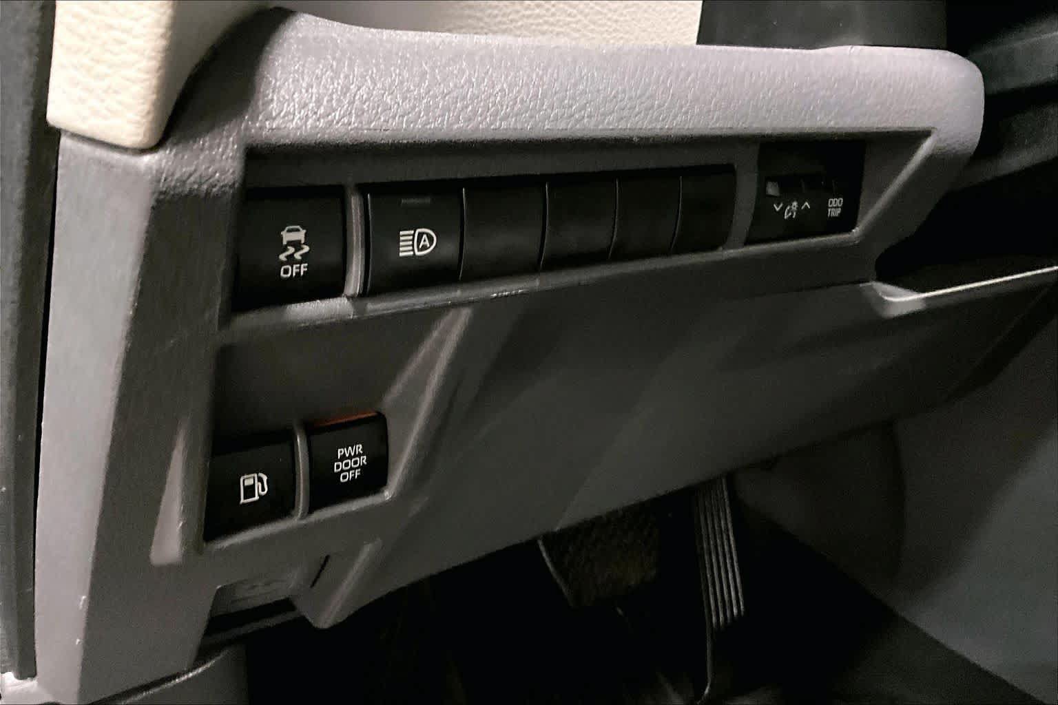 Certified 2024 Toyota Sienna LE FWD image 32