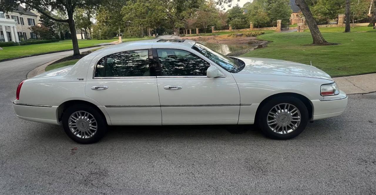 Used 2006 Lincoln Town Car Signature Limited RWD image 11