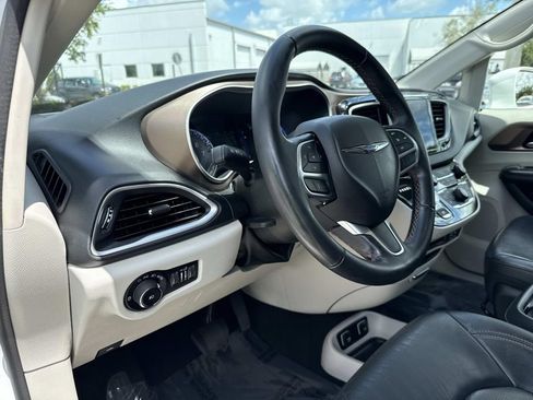 Used 2018 Chrysler Pacifica Touring-L w/ Tire & Wheel Group FWD image 23