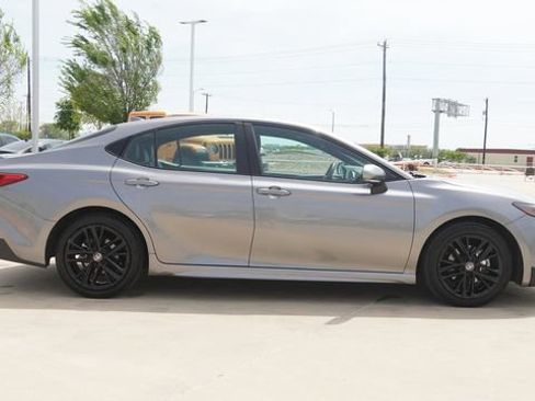 Used 2025 Toyota Camry SE image 10