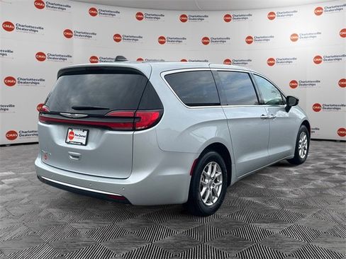 Used 2024 Chrysler Pacifica Touring-L image 5