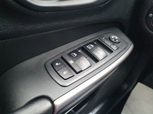 Used 2019 Jeep Cherokee Overland w/ Technology Group AWD/4WD image 29