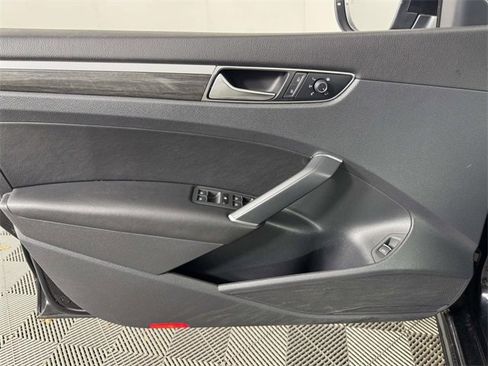 Used 2017 Volkswagen Passat 1.8T SEL Premium image 17