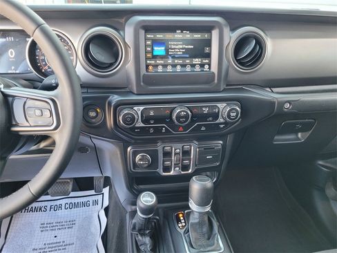 Used 2023 Jeep Gladiator Willys image 18