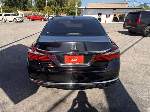 Used 2017 Honda Accord EX image 4